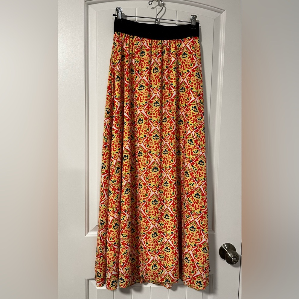 Maxi skirt with Bohemian flare.